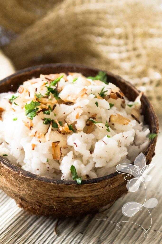 Receita Simples de Arroz de Coco - sirva um arroz fácil de fazer no almoço de final de semana ou em datas especiais.