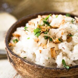 Receita Simples de Arroz com Coco - sirva um arroz fácil de fazer no almoço de final de semana ou em datas especiais.