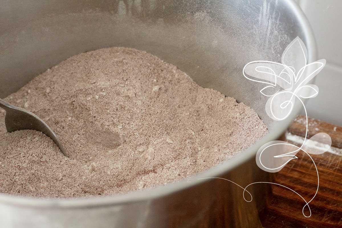 Receita de Bolo de Chocolate - gostoso, fofinho e super simples de fazer para o lanche da tarde.