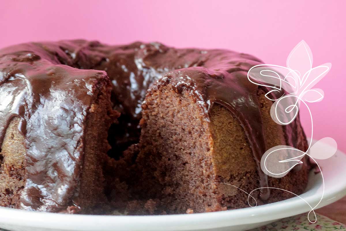 Receita de Bolo de Chocolate - gostoso, fofinho e super simples de fazer para o lanche da tarde.