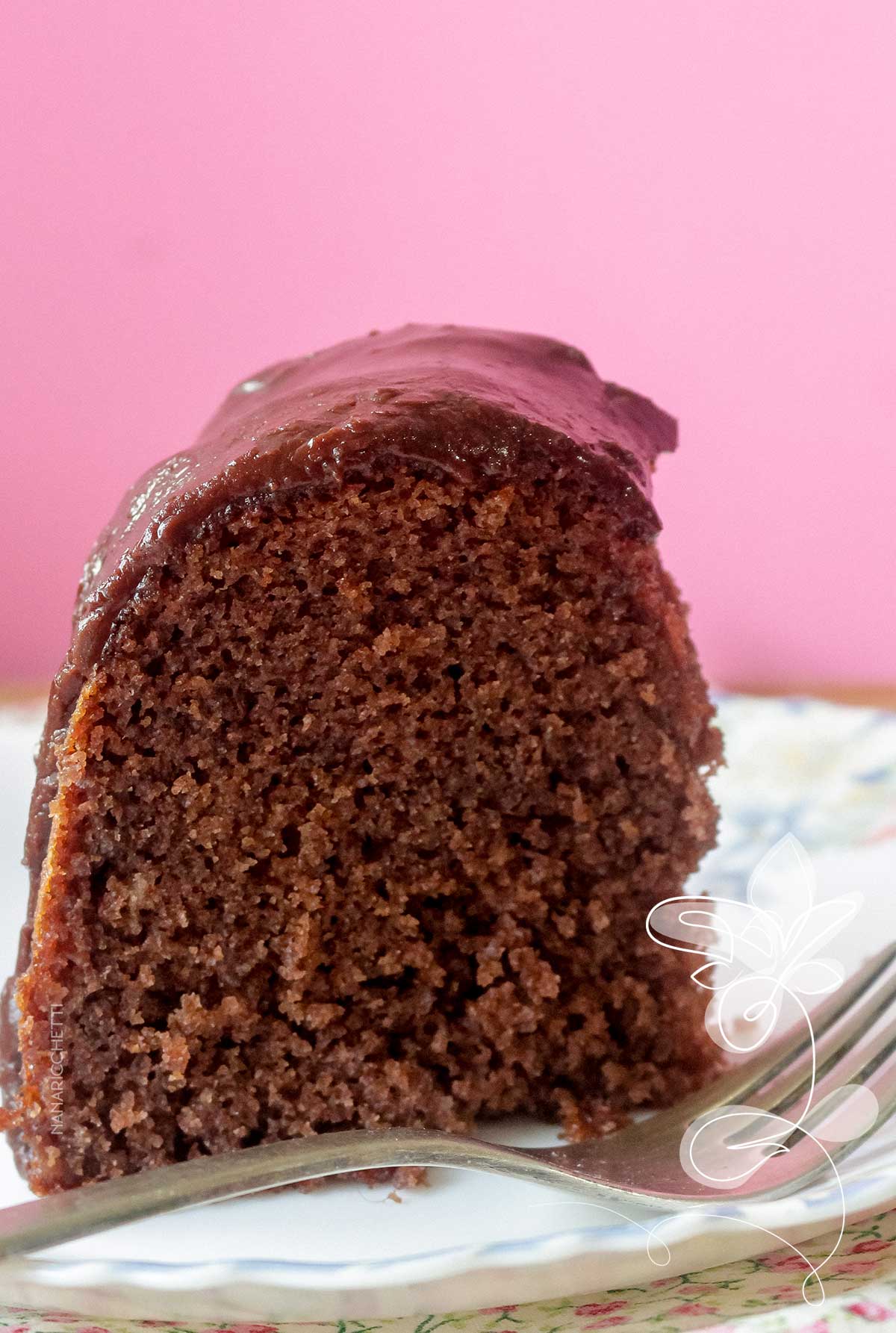 Receita de Bolo de Chocolate - gostoso, fofinho e super simples de fazer para o lanche da tarde.