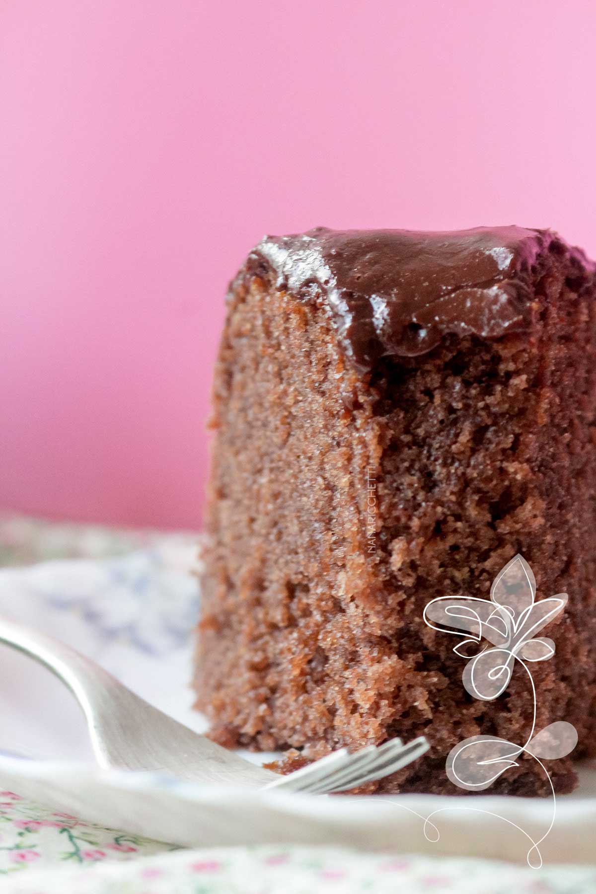 Receita de Bolo de Chocolate - gostoso, fofinho e super simples de fazer para o lanche da tarde.