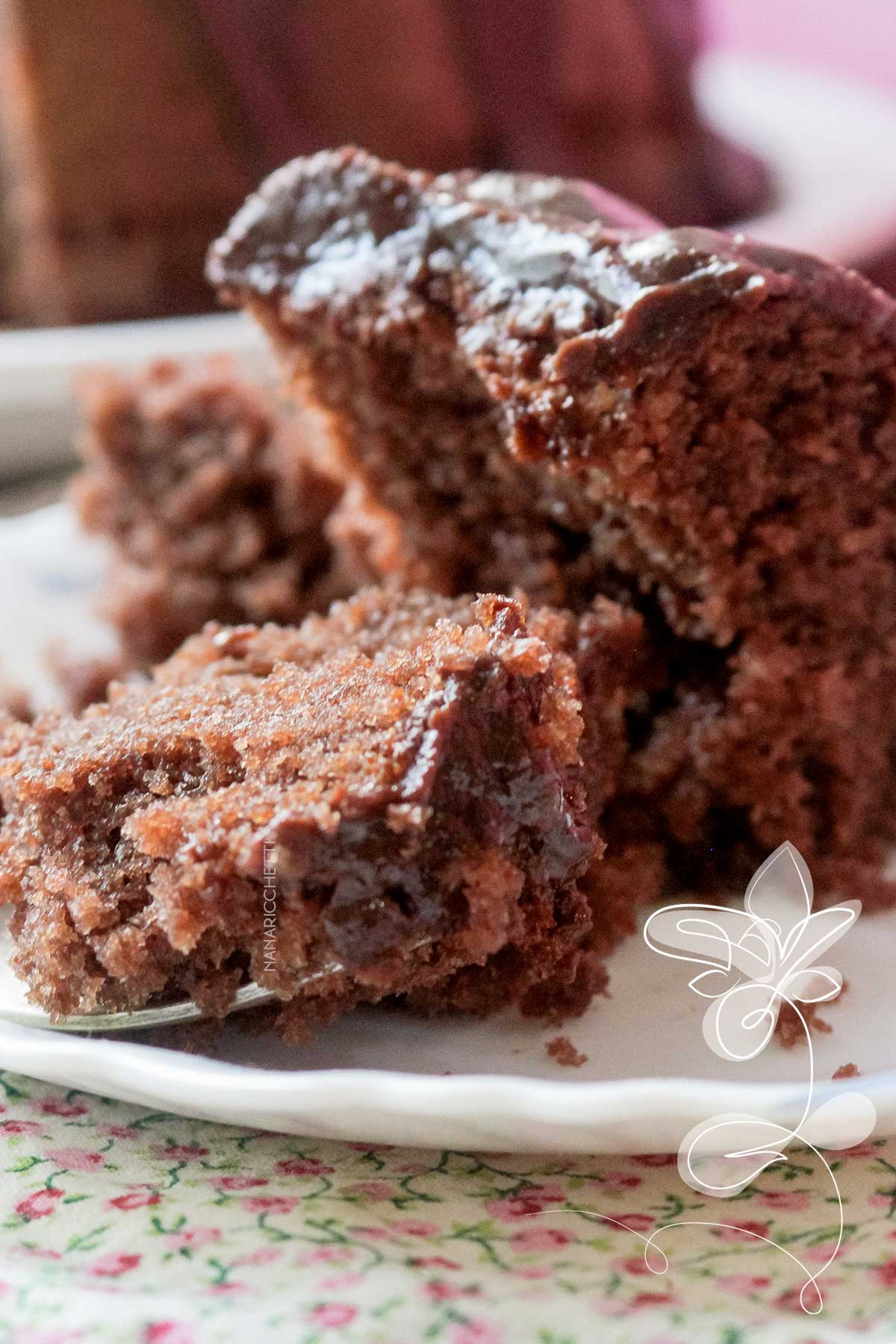 Receita de Bolo de Chocolate - gostoso, fofinho e super simples de fazer para o lanche da tarde.