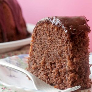 Receita de Bolo de Chocolate - gostoso, fofinho e super simples de fazer para o lanche da tarde.