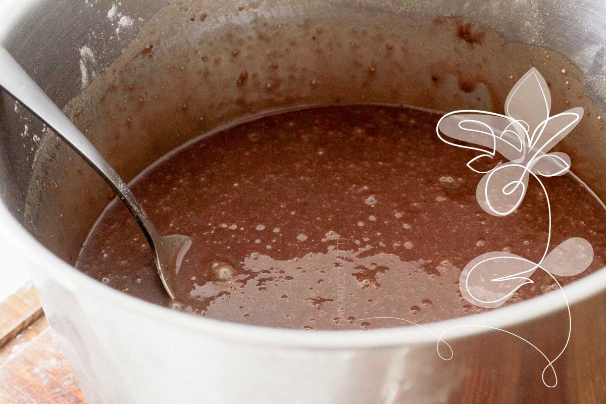 Receita de Bolo de Chocolate - gostoso, fofinho e super simples de fazer para o lanche da tarde.