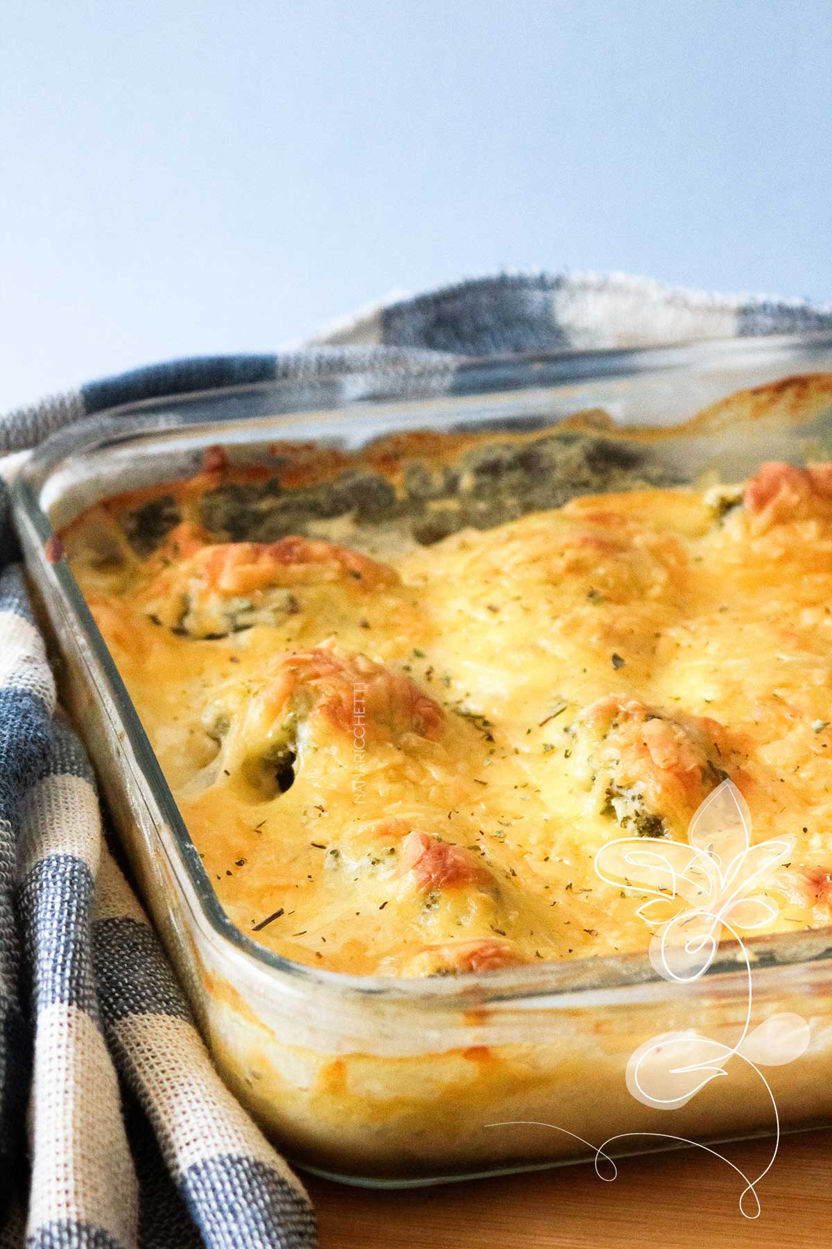 Receita de Brócolis Gratinado Simples - com molho branco saboroso e muito queijo muçarela por cima.