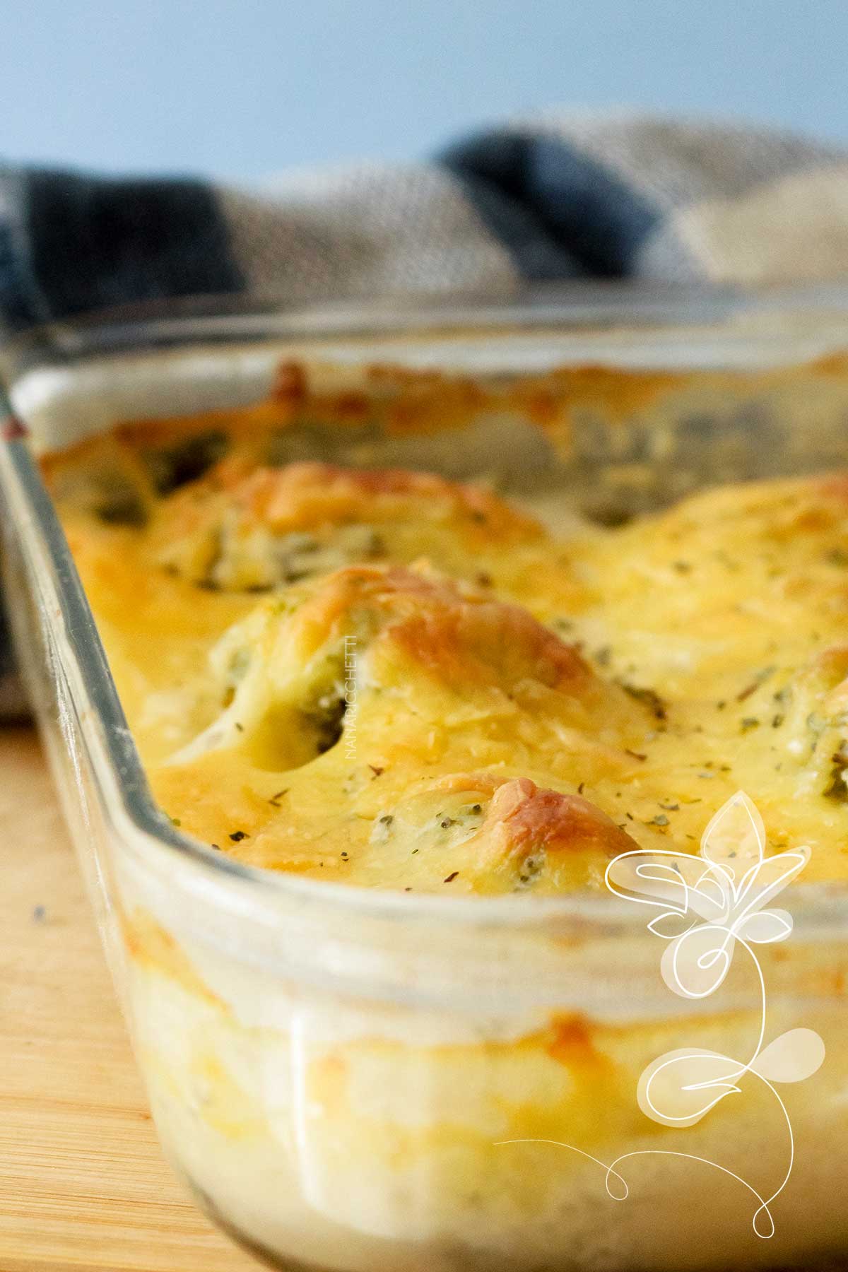 Receita de Brócolis Gratinado Simples - com molho branco saboroso e muito queijo muçarela por cima. 