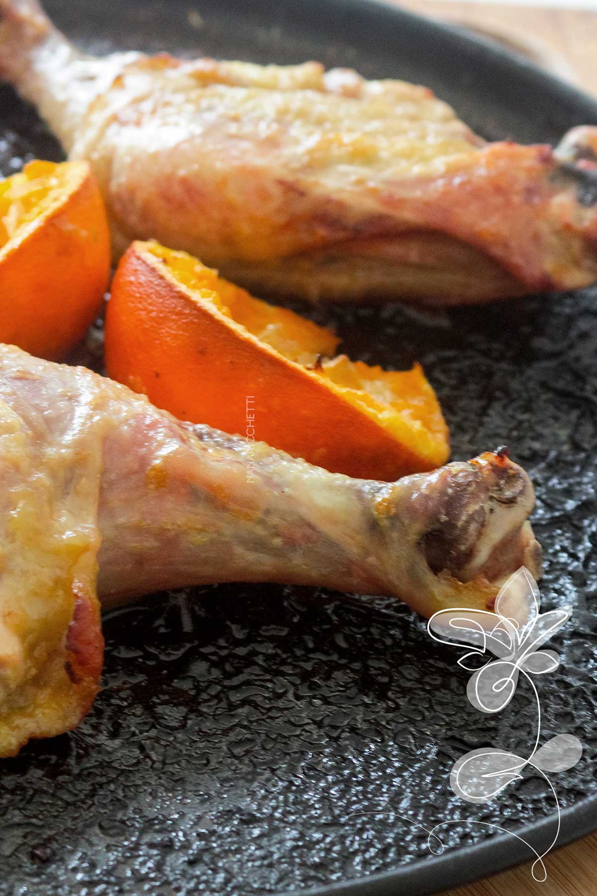 Receita de Coxa e Sobrecoxa com Laranja - um prato assado delicioso para o almoço de domingo.