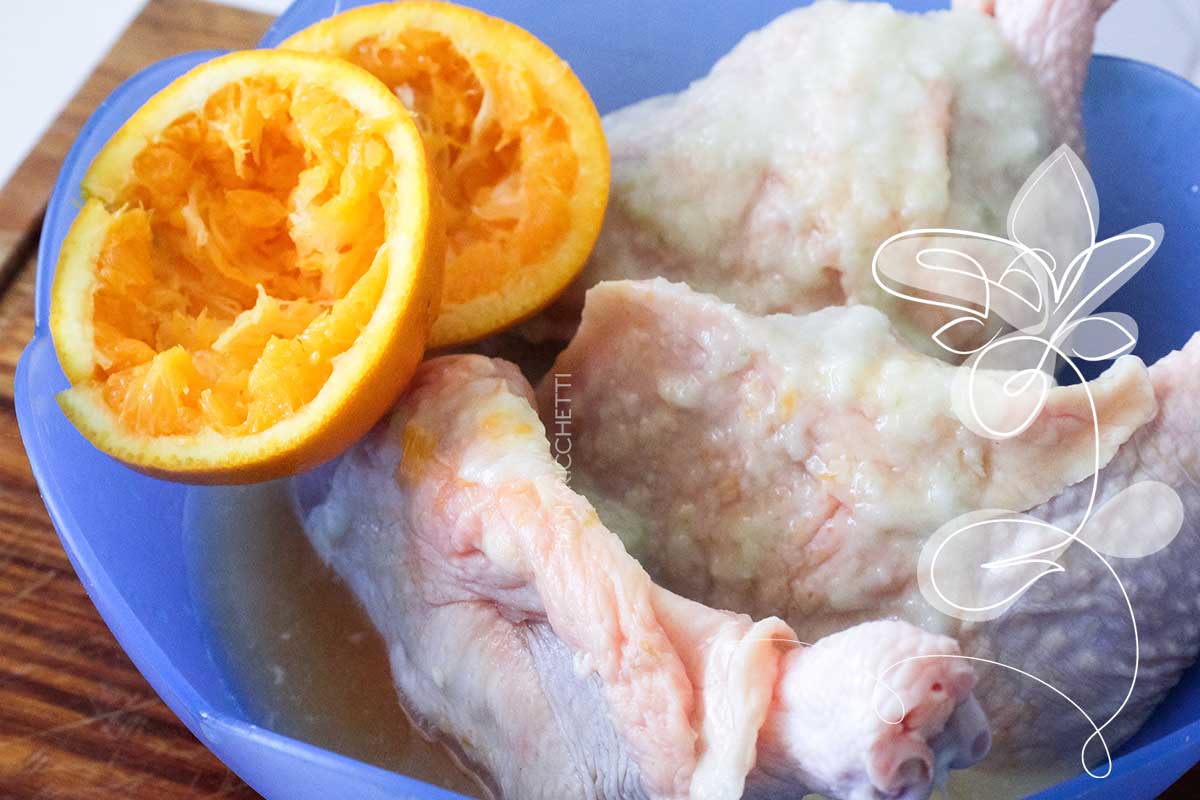 Receita de Coxa e Sobrecoxa com Laranja - um prato assado delicioso para o almoço de domingo.