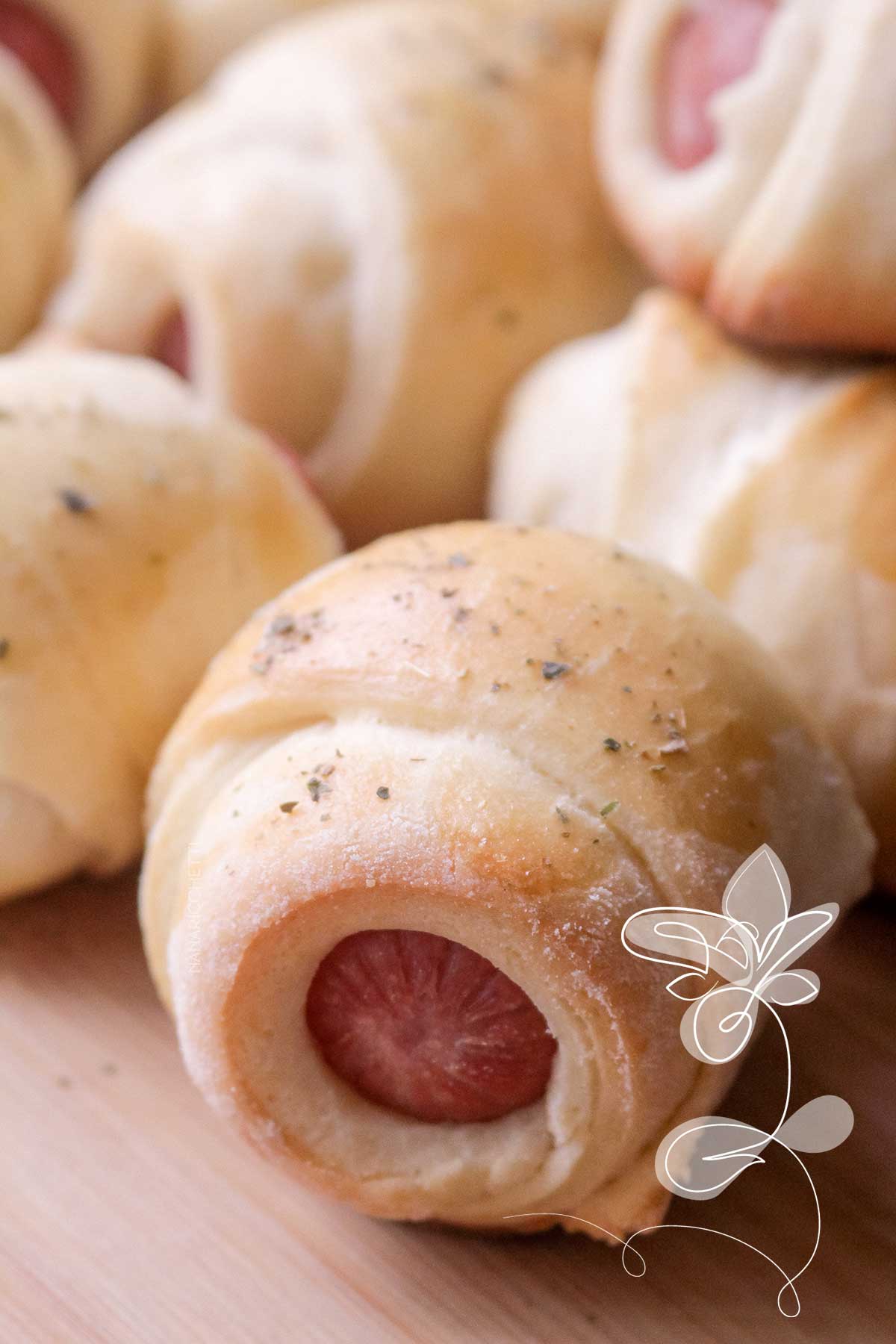 Receita de Cachorrinho Assado - faça um lanche delicioso no final de semana com massa de pão e salsicha assada. 