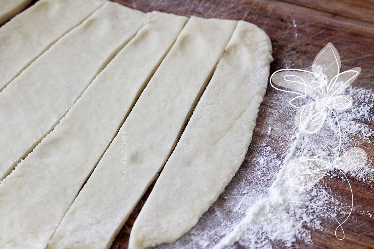 Receita de Cachorrinho Assado - faça um lanche delicioso no final de semana com massa de pão e salsicha assada.