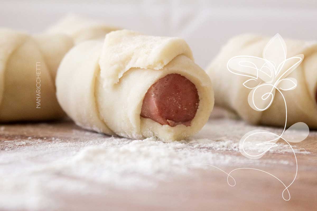 Receita de Cachorrinho Assado - faça um lanche delicioso no final de semana com massa de pão e salsicha assada.