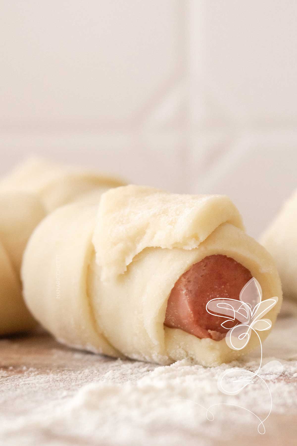 Receita de Cachorrinho Assado - faça um lanche delicioso no final de semana com massa de pão e salsicha assada.