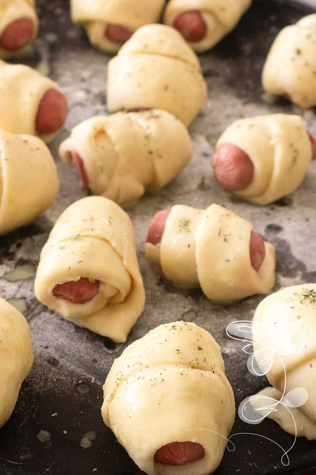 Receita de Cachorrinho Assado - faça um lanche delicioso no final de semana com massa de pão e salsicha assada.