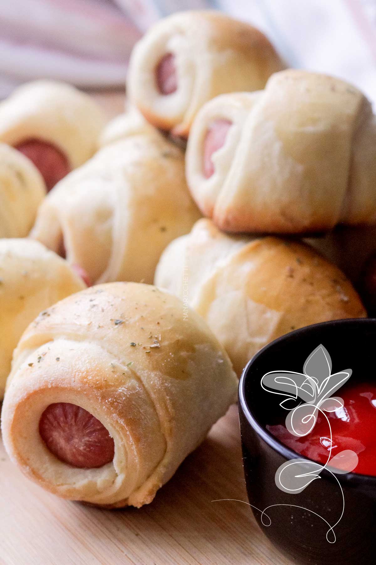 Receita de Cachorrinho Assado - faça um lanche delicioso no final de semana com massa de pão e salsicha assada.