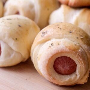 Receita de Cachorrinho Assado - faça um lanche delicioso no final de semana com massa de pão e salsicha assada.