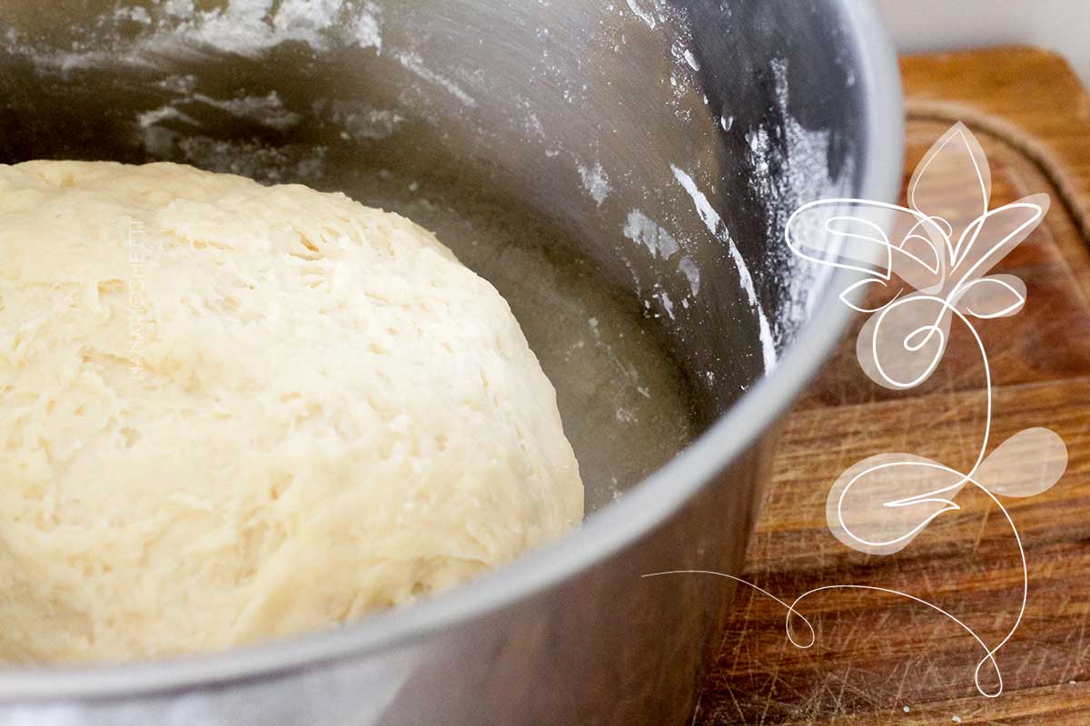 Receita de Cachorrinho Assado - faça um lanche delicioso no final de semana com massa de pão e salsicha assada.