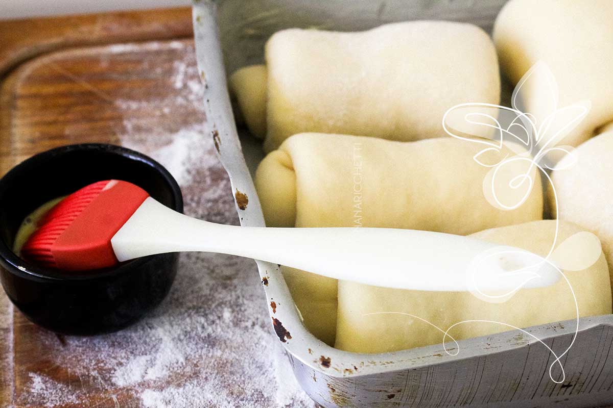 Receita de Pão de Leite - faça para o café da manhã ou lanche da tarde um pão caseiro delicioso e macio.