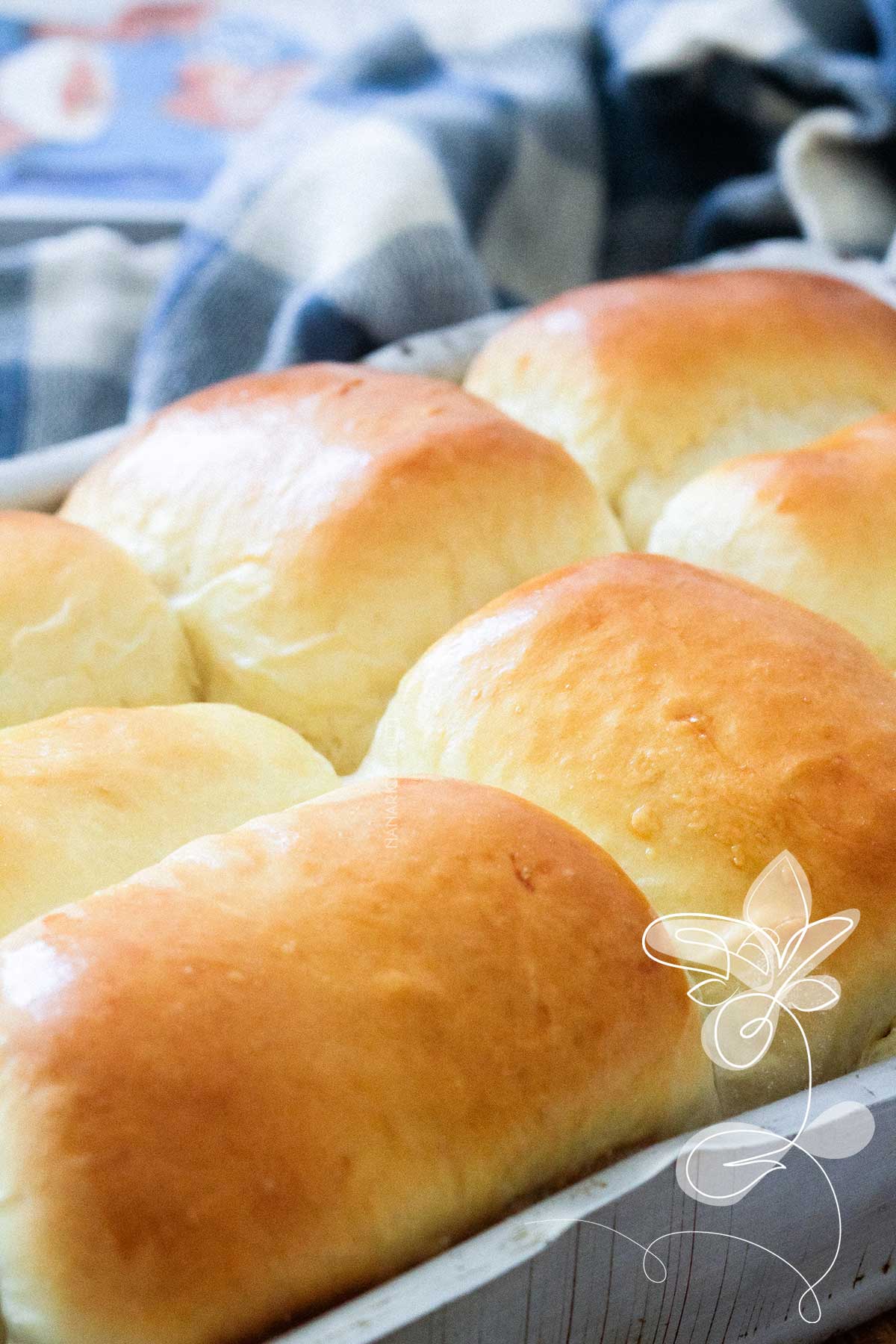 Receita de Pão de Leite - faça para o café da manhã ou lanche da tarde um pão caseiro delicioso e macio. 