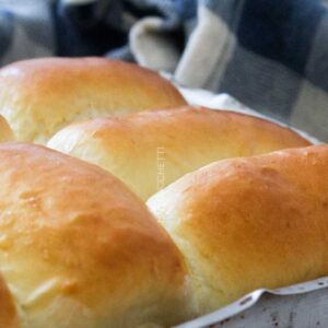 Receita de Pão de Leite - faça para o café da manhã ou lanche da tarde um pão caseiro delicioso e macio.