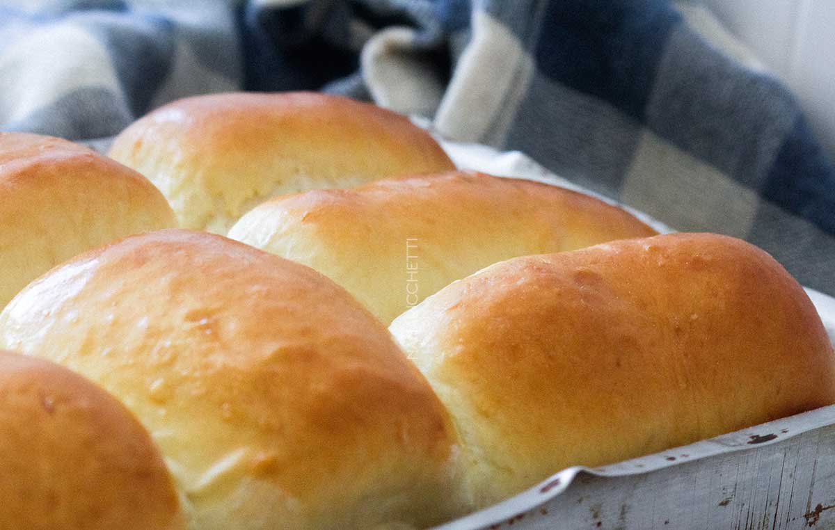 Receita de Pão de Leite - faça para o café da manhã ou lanche da tarde um pão caseiro delicioso e macio.