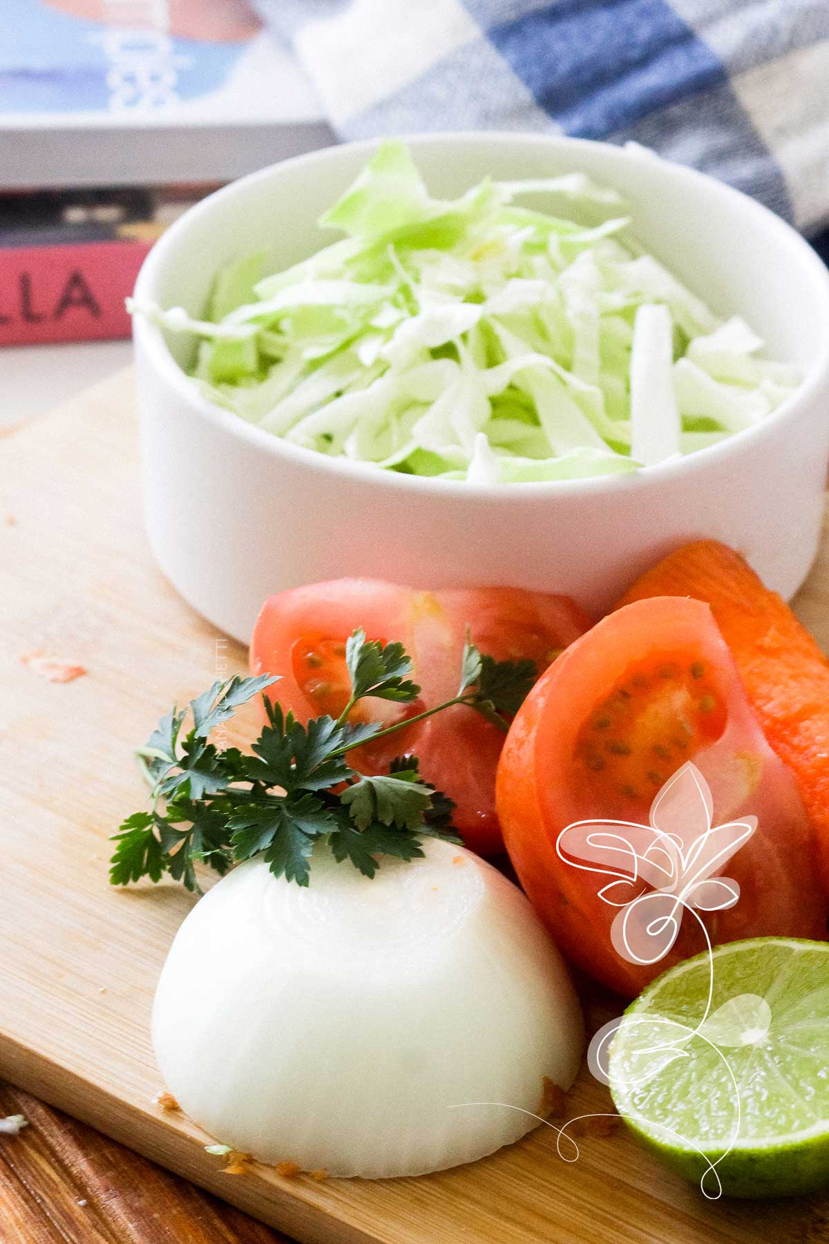 Receita de Salada de Repolho com Cenoura e Maionese - muito simples de fazer, em poucos minutos, terá uma salada maravilhosa para servir.