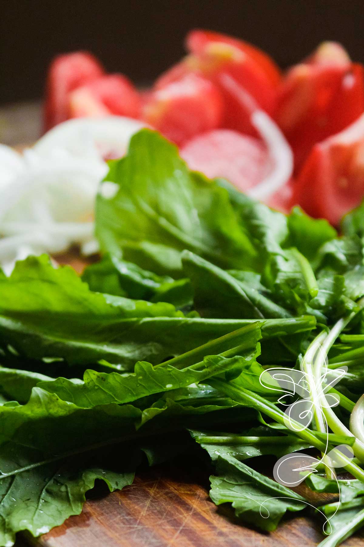 Receita de Salada de Rúcula com Tomate e Cebola - tão simples e fácil de fazer, faça para o seu almoço ou jantar.