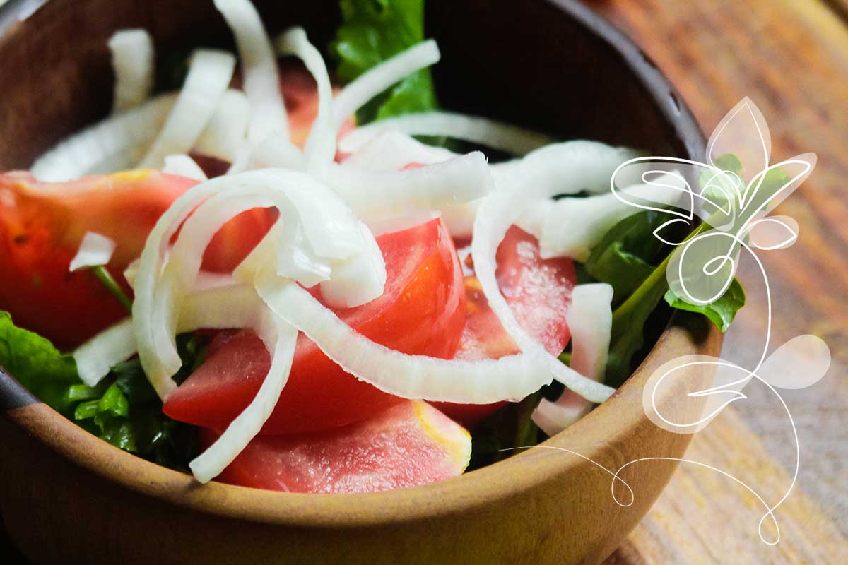 Receita de Salada de Rúcula com Tomate e Cebola - tão simples e fácil de fazer, faça para o seu almoço ou jantar.