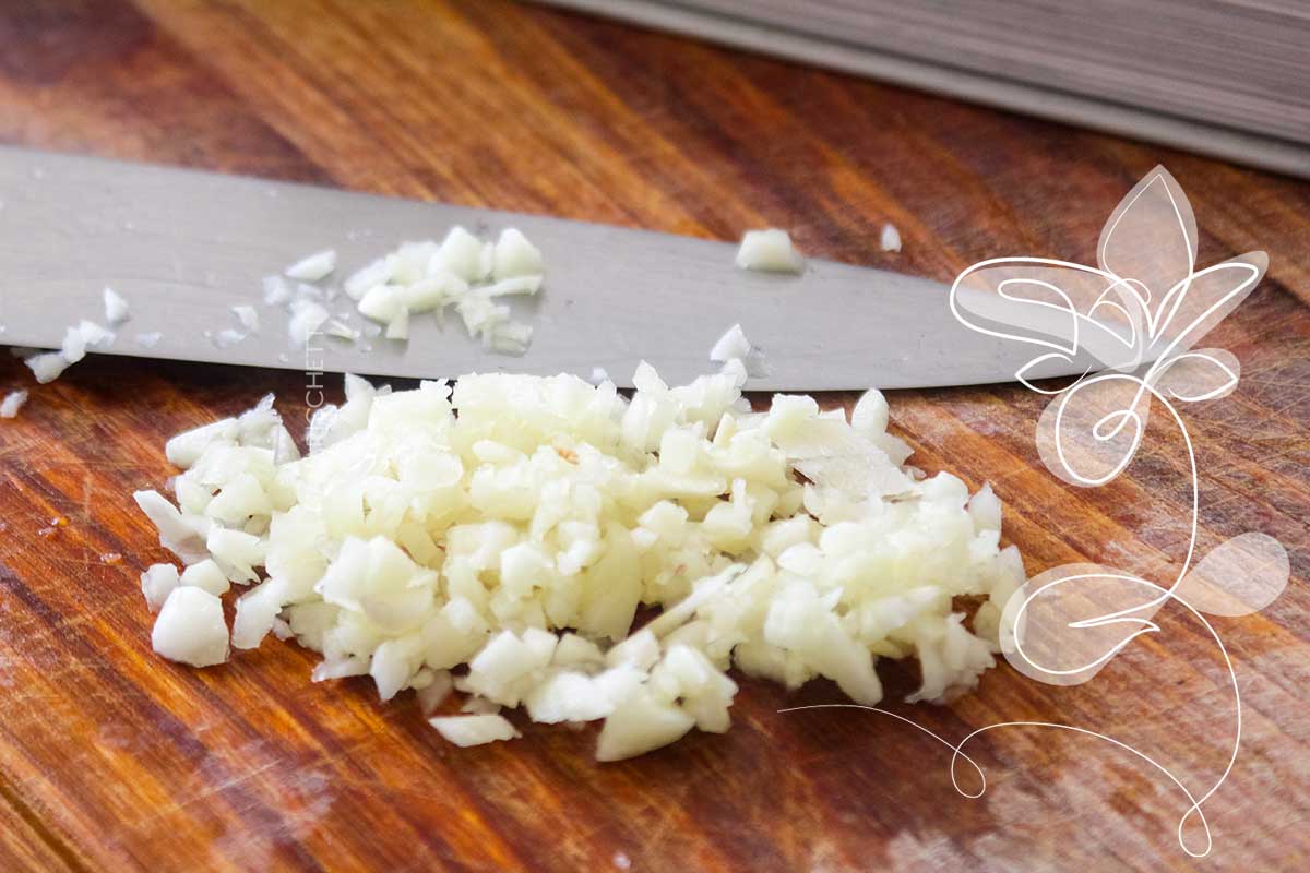 Receita de Farofa de Alho - faça uma farofa simples com alho e farinha de mandioca.