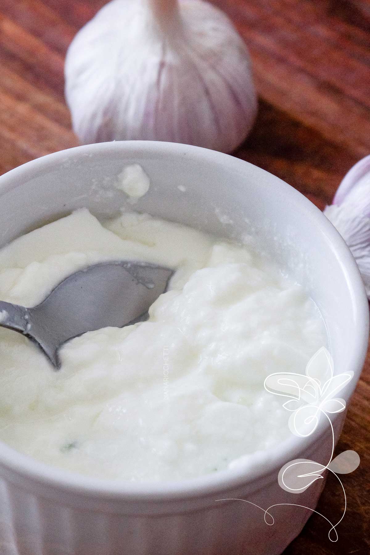 Receita de Molho para Salada com Iogurte Natural - um delicioso molho leve para servir junto com a salada.