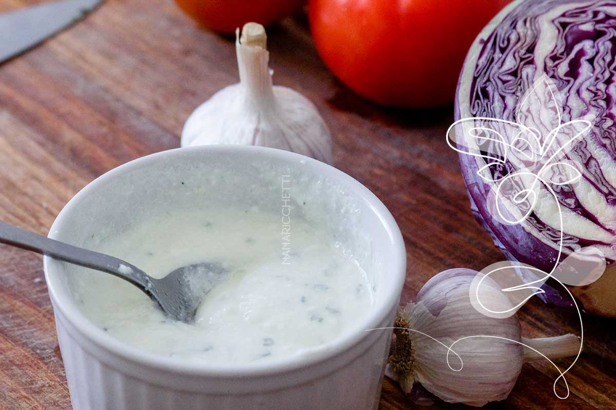 Receita de Molho para Salada com Iogurte Natural - um delicioso molho leve para servir junto com a salada.