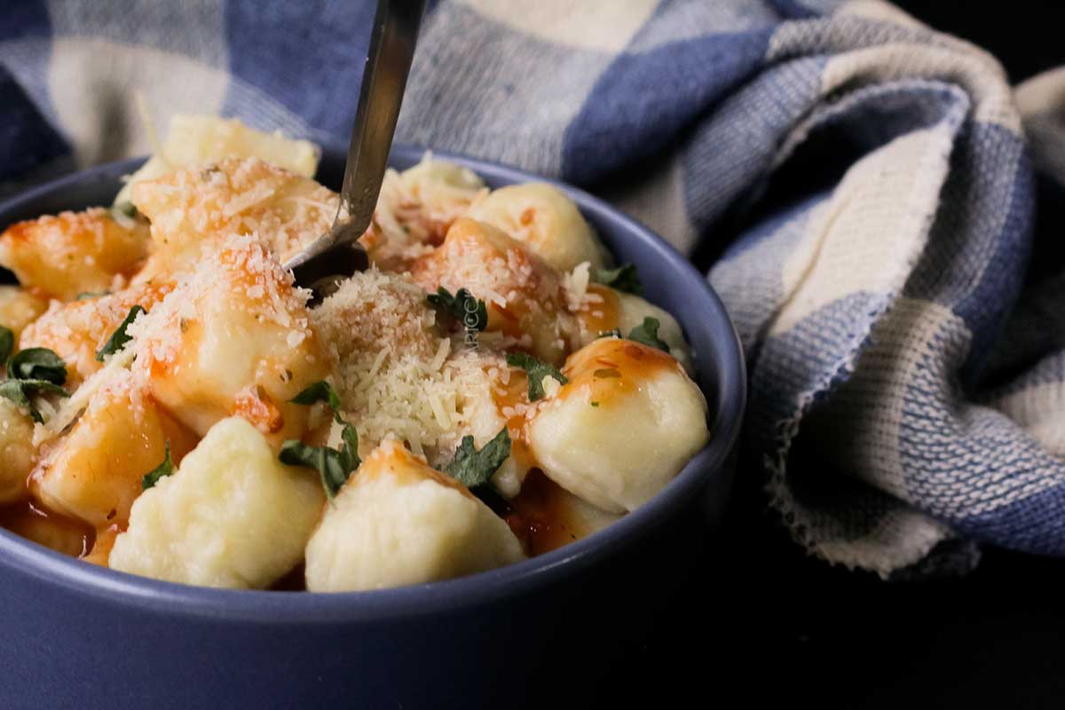 Receita de Nhoque de Batata Fácil e Rápido - prepare um jantar italiano delicioso em casa.