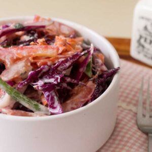 Receita de Salada de Repolho Roxo com Molho de Iogurte - simples e delicioso, faça ainda hoje para servir no almoço ou jantar.