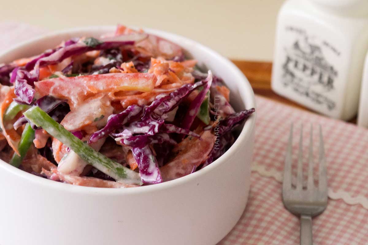 Receita de Salada de Repolho Roxo com Molho de Iogurte - simples e delicioso, faça ainda hoje para servir no almoço ou jantar.