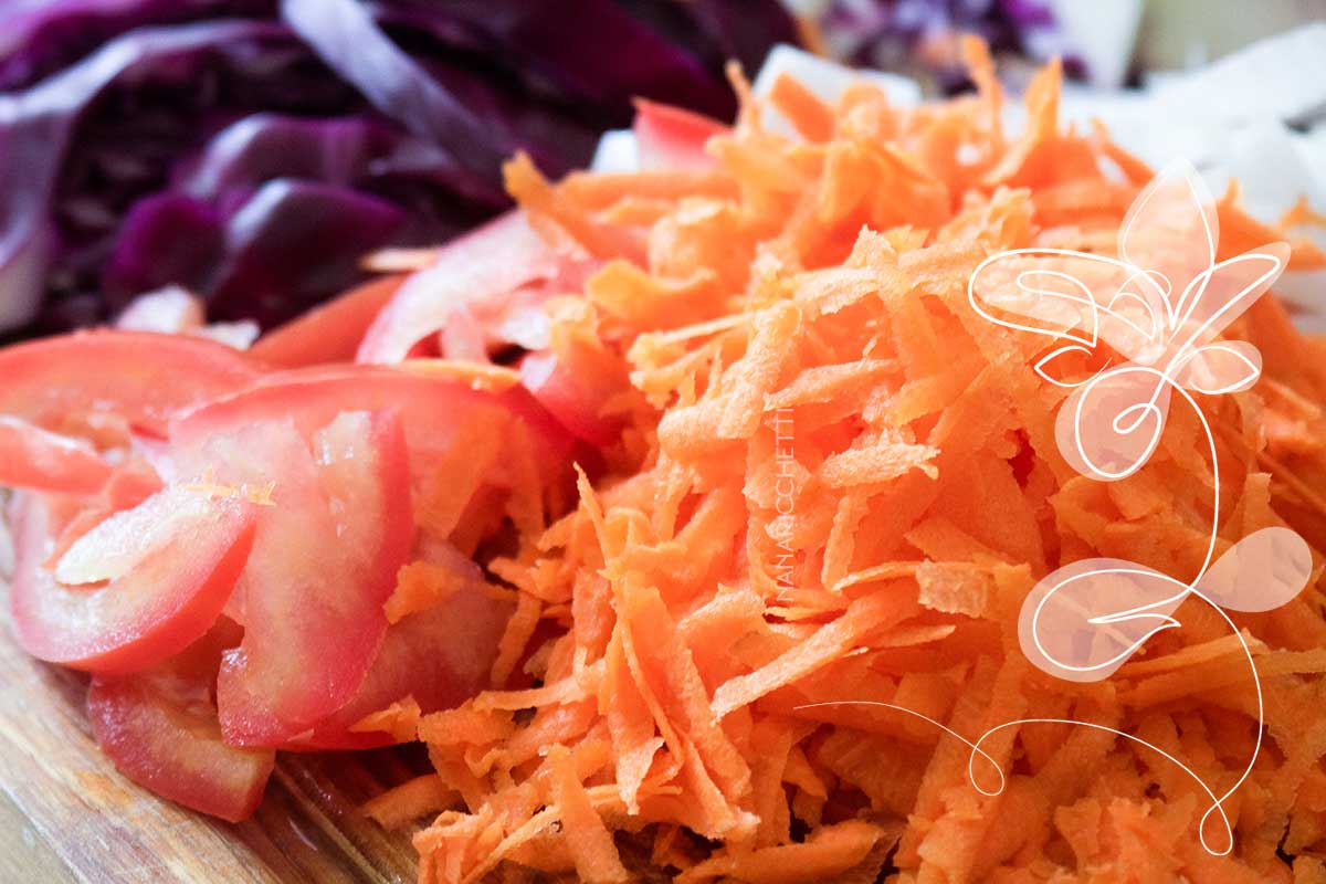 Receita de Salada de Repolho Roxo com Molho de Iogurte - simples e delicioso, faça ainda hoje para servir no almoço ou jantar.