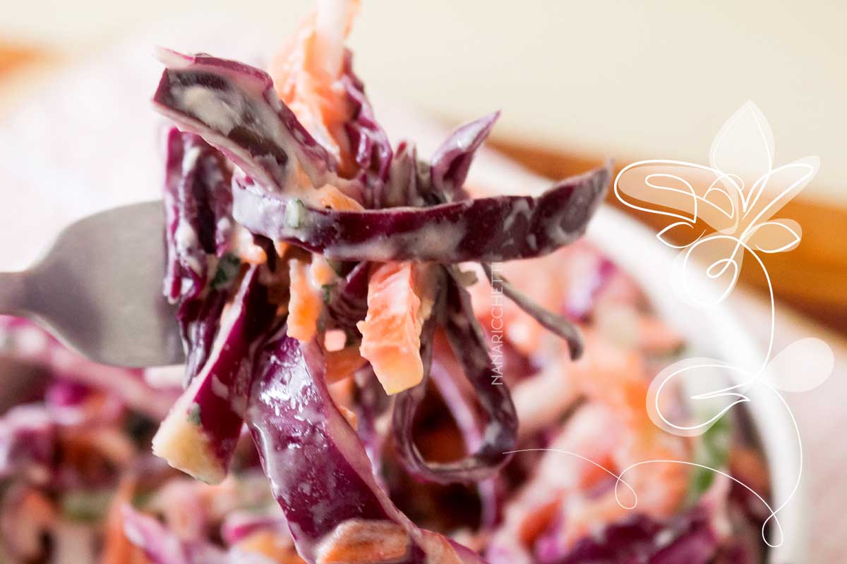 Receita de Salada de Repolho Roxo com Molho de Iogurte - simples e delicioso, faça ainda hoje para servir no almoço ou jantar.