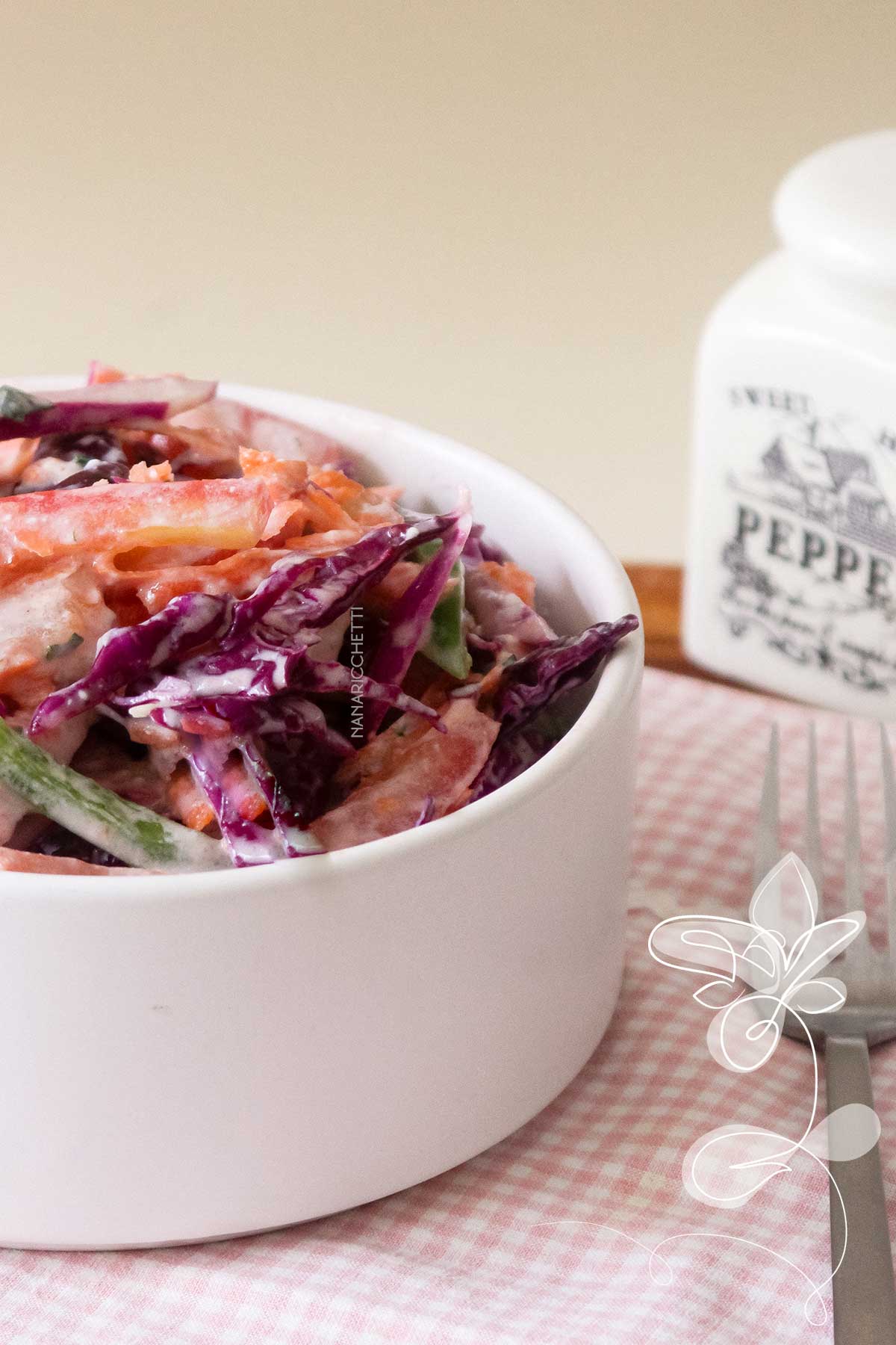 Receita de Salada de Repolho Roxo com Molho de Iogurte - simples e delicioso, faça ainda hoje para servir no almoço ou jantar.