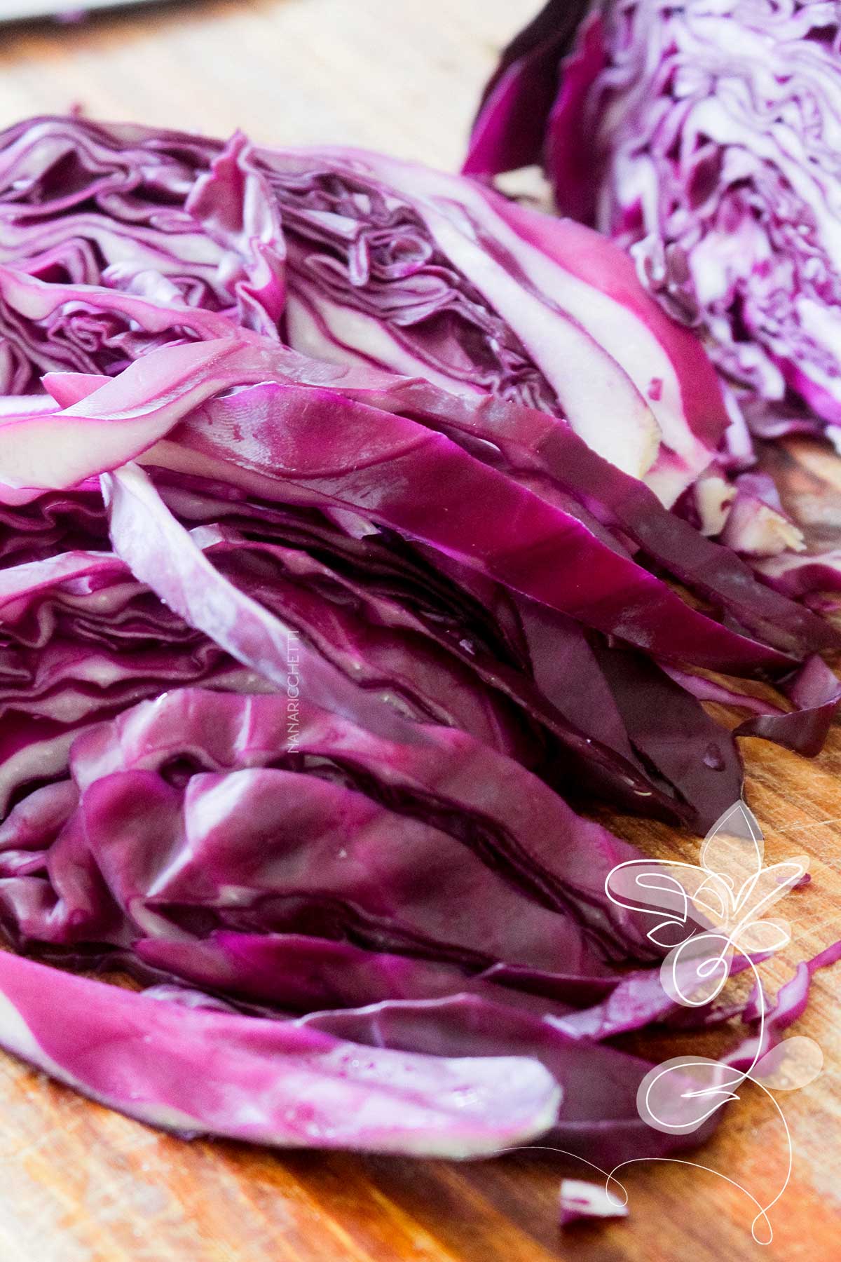 Receita de Salada de Repolho Roxo com Molho de Iogurte - simples e delicioso, faça ainda hoje para servir no almoço ou jantar.