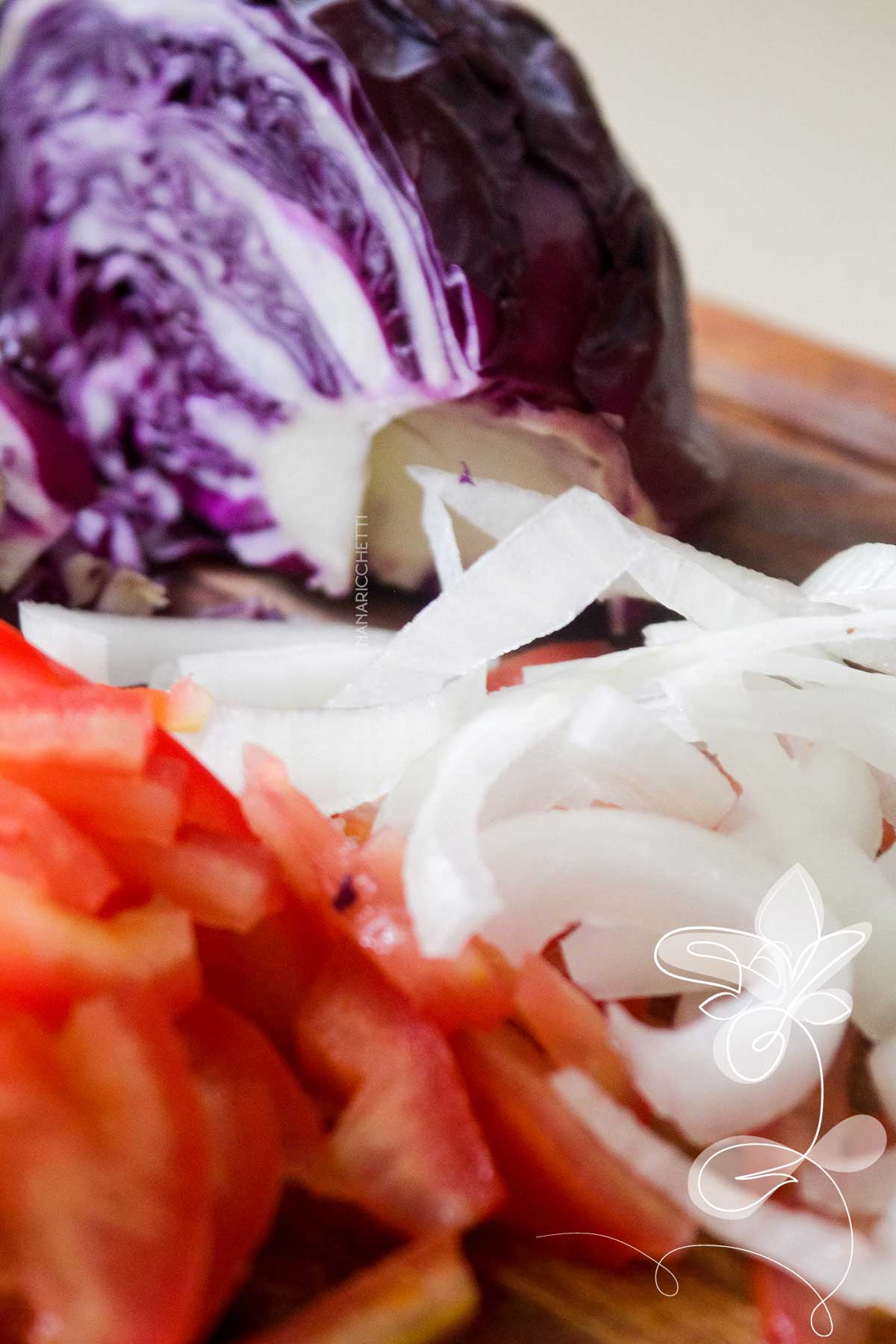 Receita de Salada de Repolho Roxo com Molho de Iogurte - simples e delicioso, faça ainda hoje para servir no almoço ou jantar.