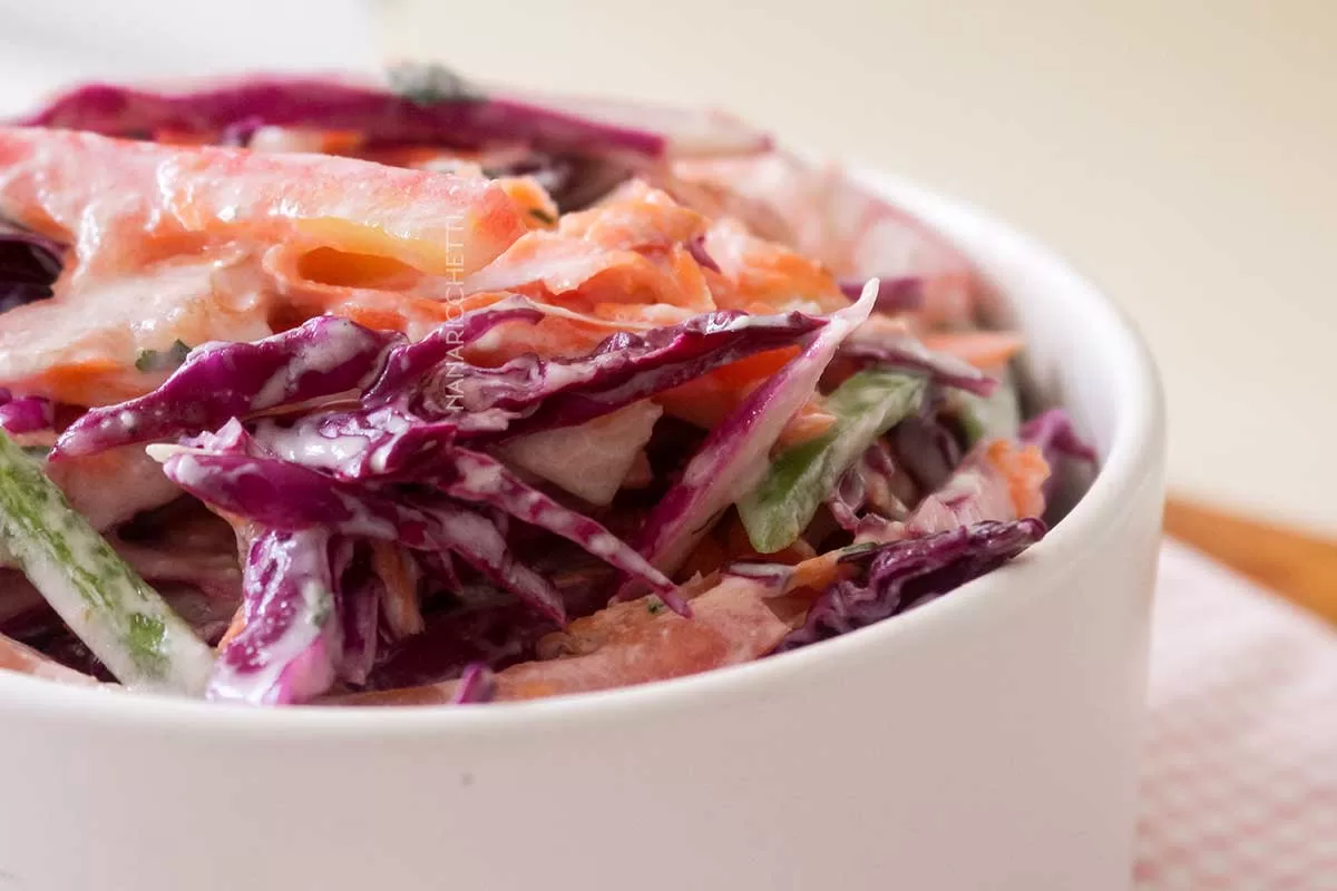 Salada de Repolho Roxo com Molho de Iogurte