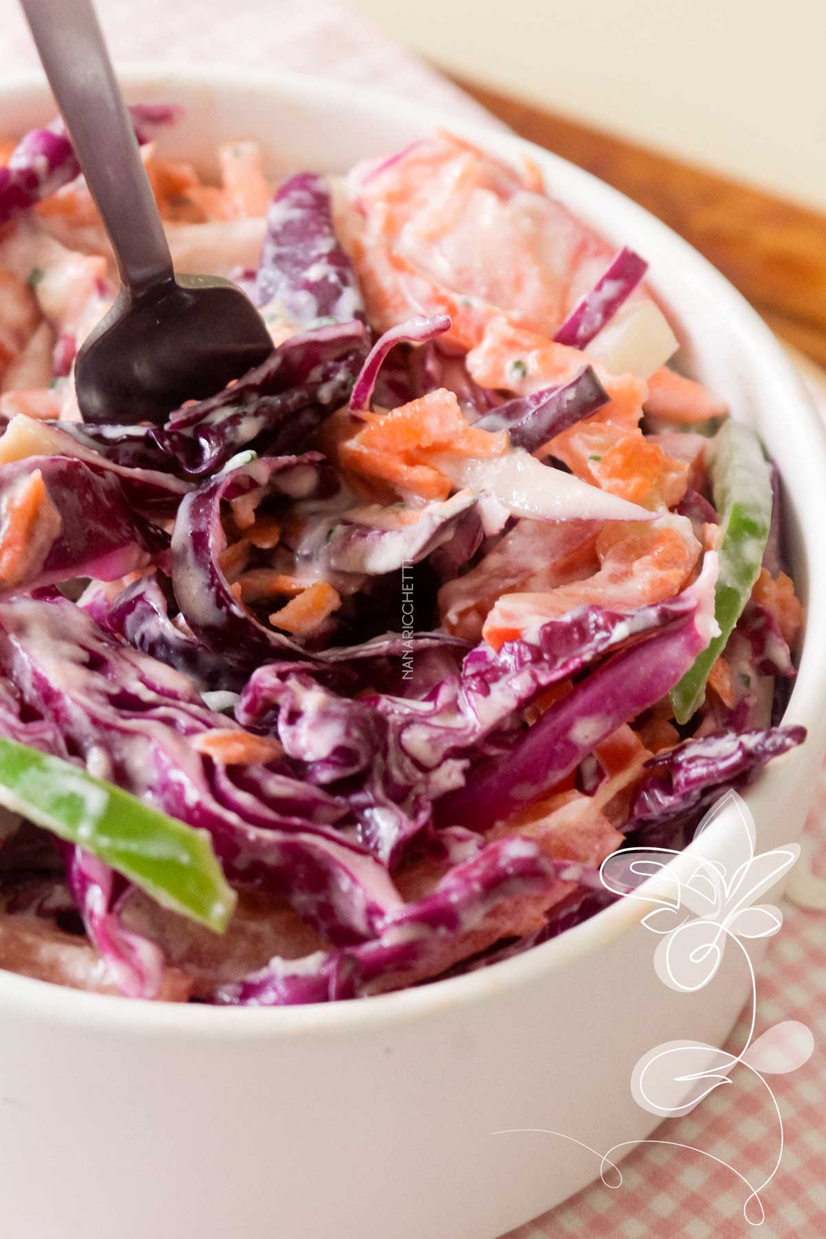 Receita de Salada de Repolho Roxo com Molho de Iogurte - simples e delicioso, faça ainda hoje para servir no almoço ou jantar.