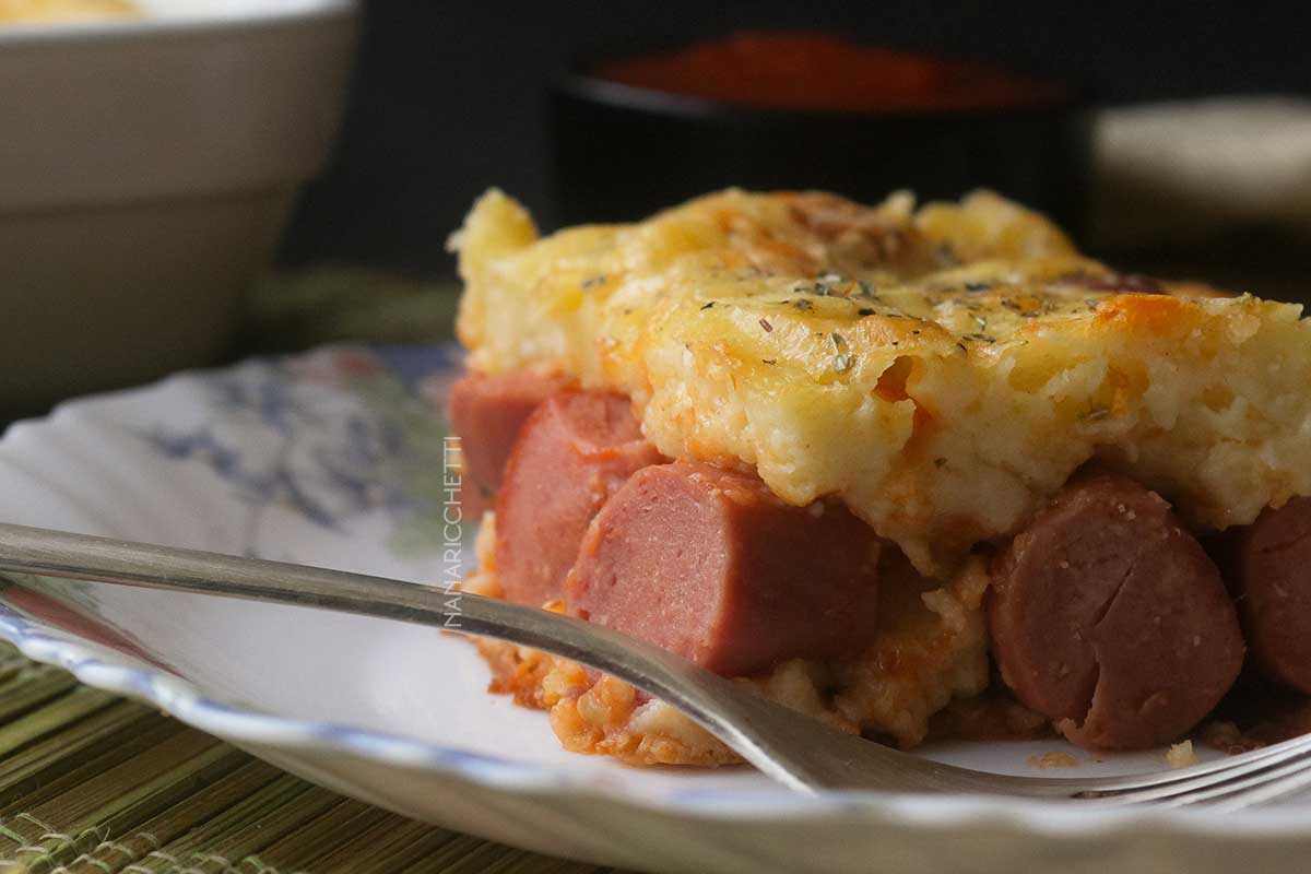 Receita de Torta de Salsicha de Liquidificador - faça um lanche caseiro rápido e fácil para o pessoal de casa.