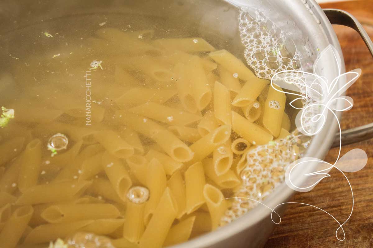 Receita de Macarrão ao Molho Branco com Brócolis - para o almoço da semana, é muito simples de fazer.