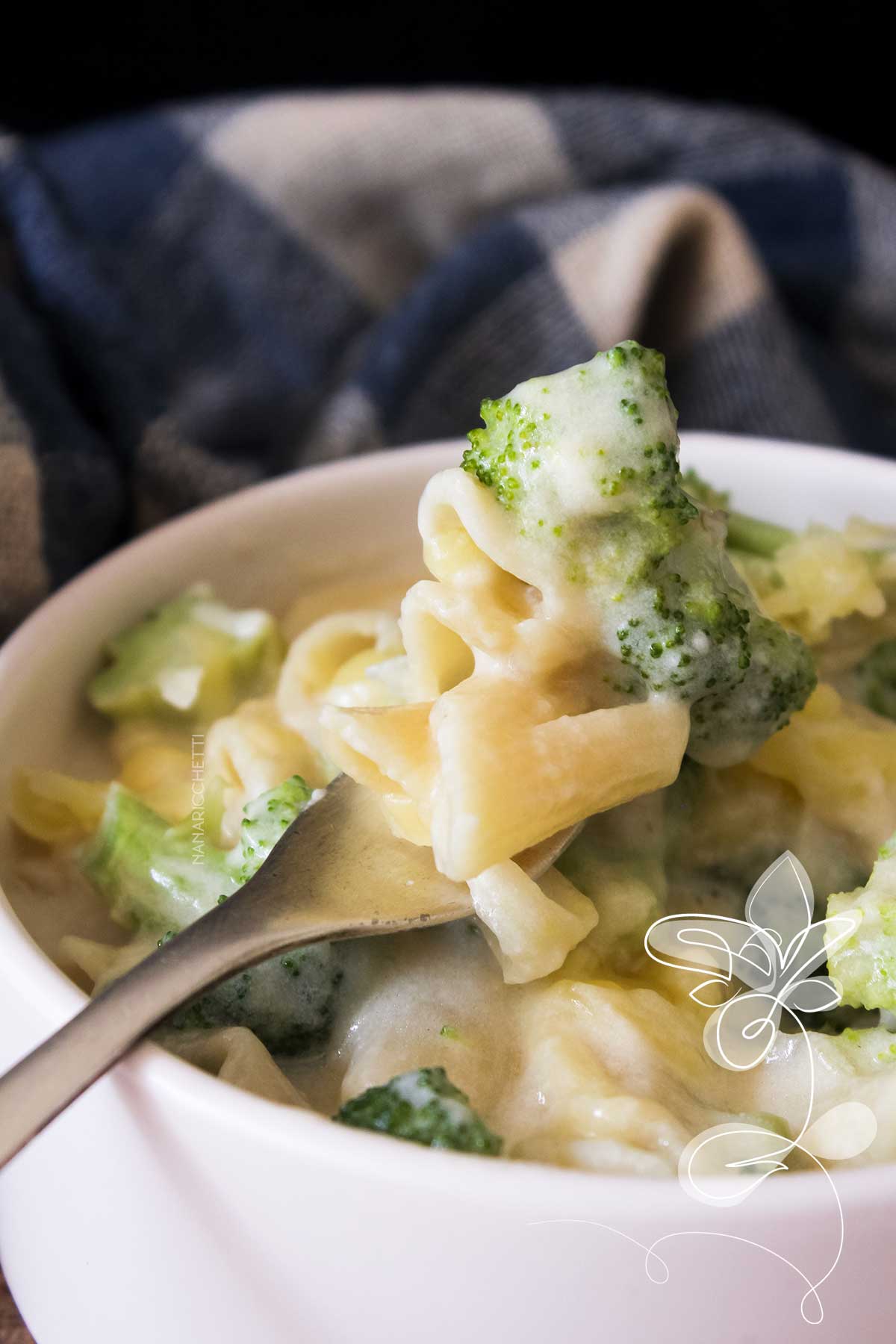 Receita de Macarrão ao Molho Branco com Brócolis - para o almoço da semana, é muito simples de fazer.