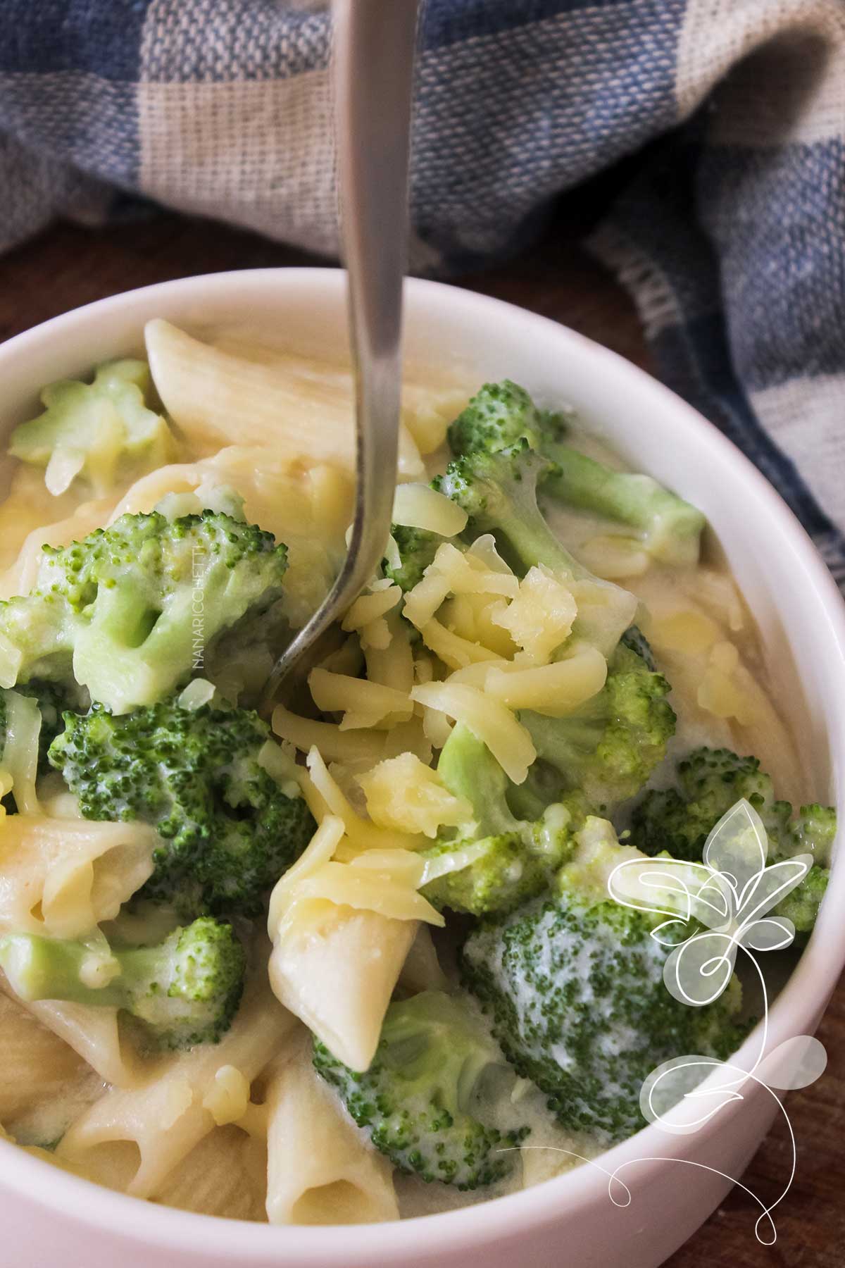 Receita de Macarrão ao Molho Branco com Brócolis - para o almoço da semana, é muito simples de fazer.