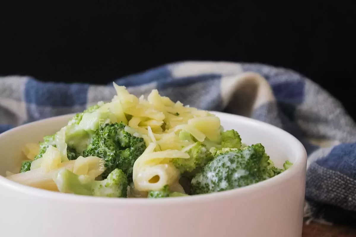 Macarrão ao Molho Branco com Brócolis