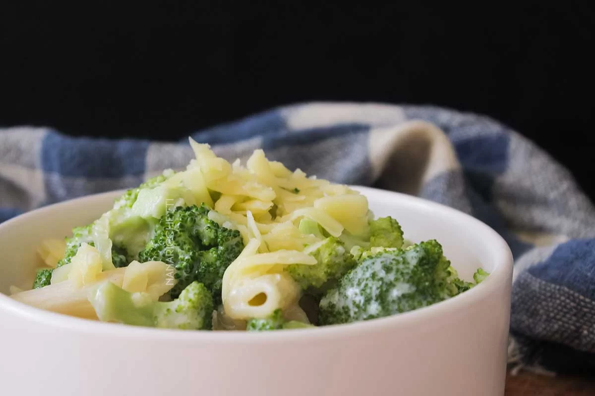 Receita de Macarrão ao Molho Branco com Brócolis - para o almoço da semana, é muito simples de fazer.