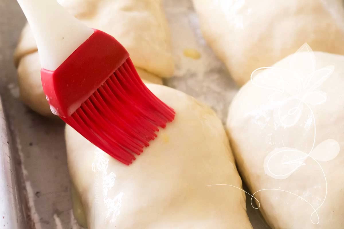 Receita de Pão Caseiro Recheado com Frango - faça um lanche delicioso no final de semana.