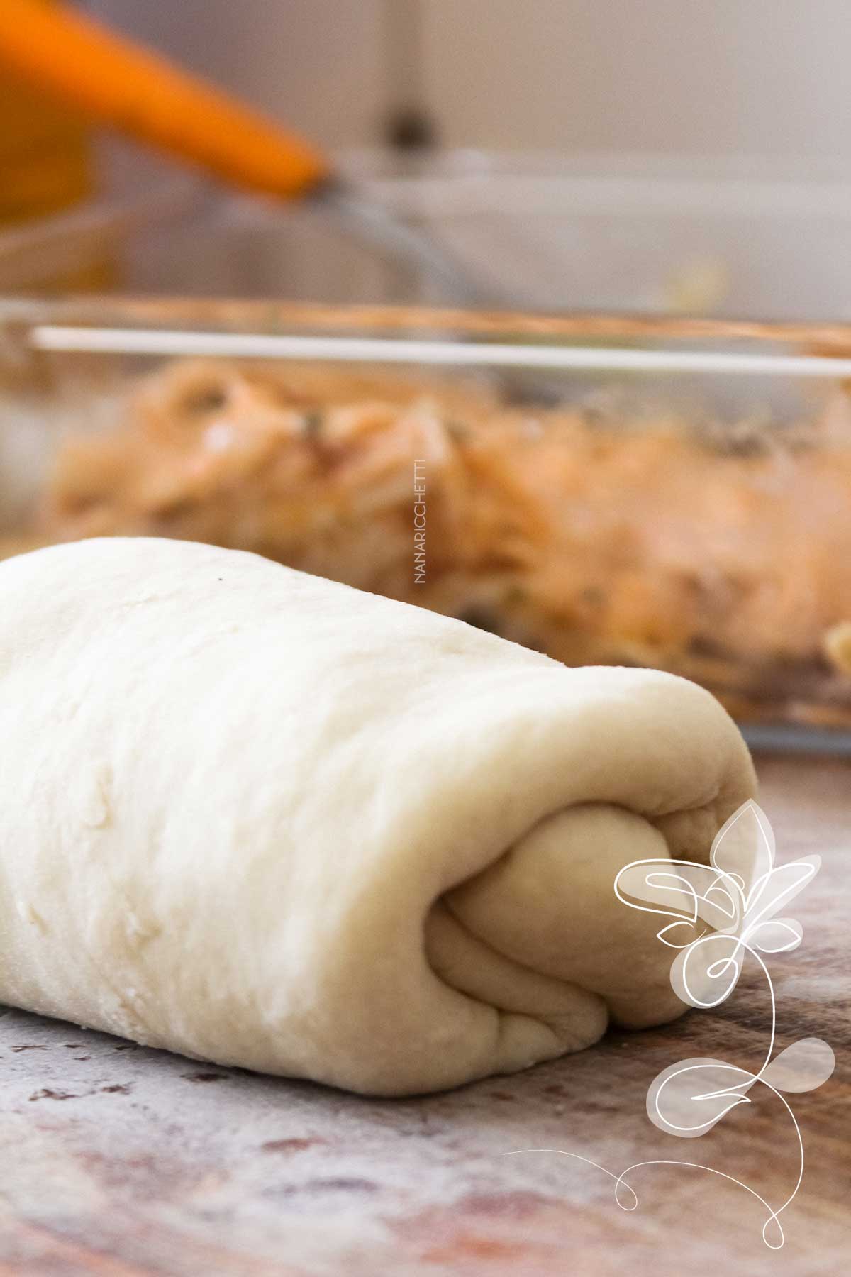 Receita de Pão Caseiro Recheado com Frango - faça um lanche delicioso no final de semana.