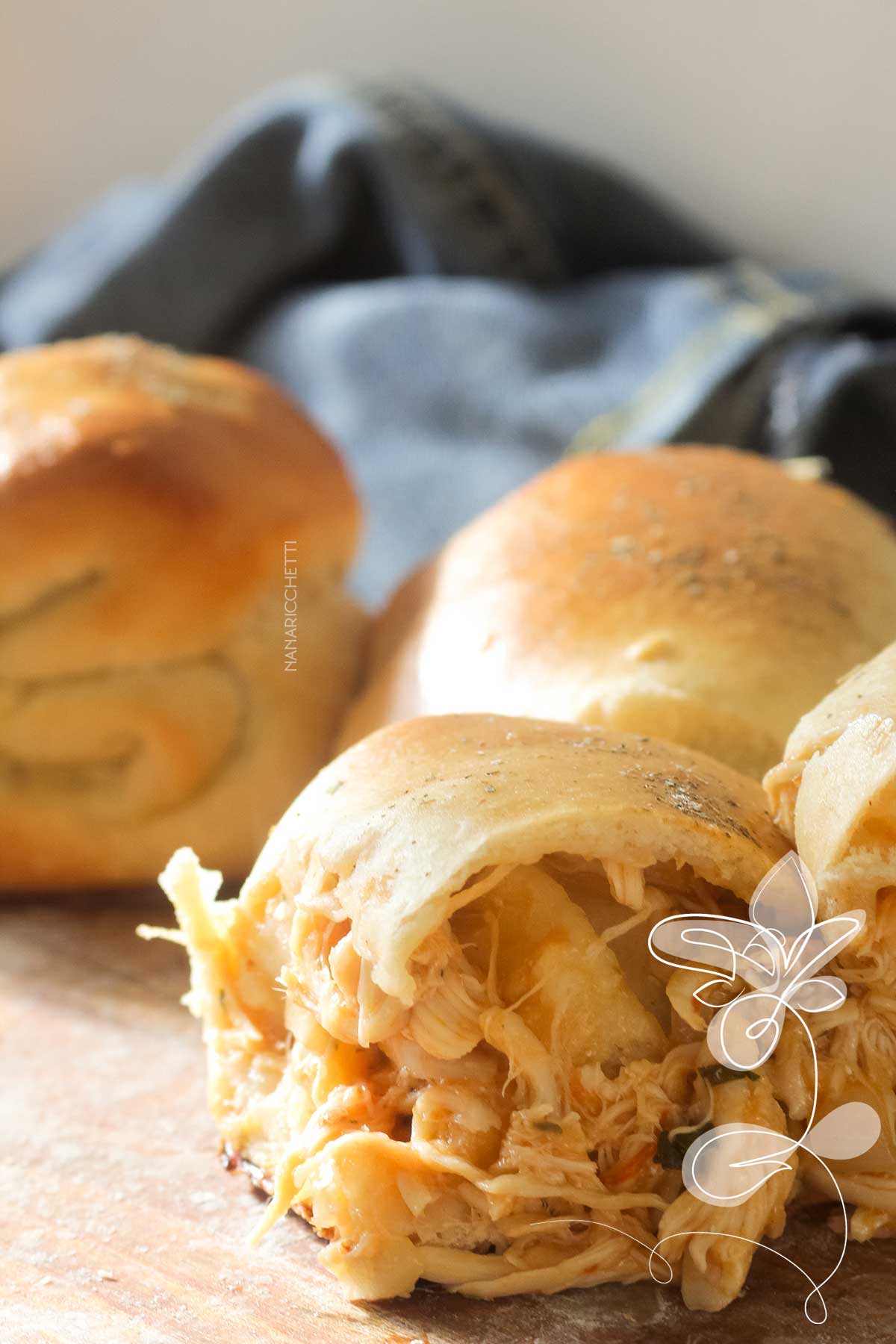 Receita de Pão Caseiro Recheado com Frango - faça um lanche delicioso no final de semana.